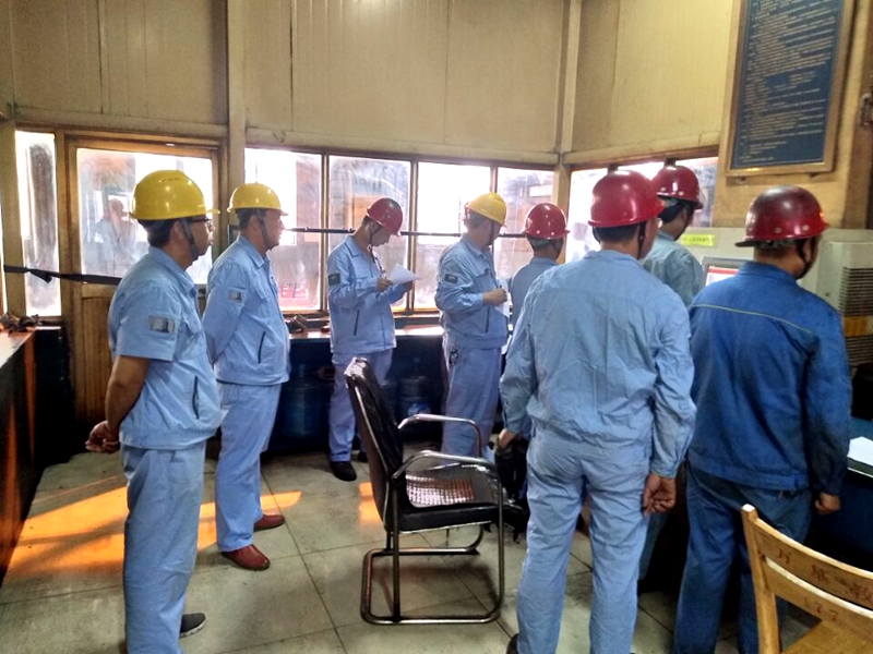 公司工會(huì)組織的炭素成型工技術(shù)比武現(xiàn)場