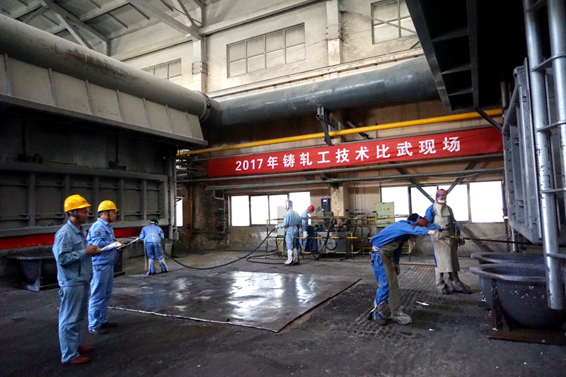 公司工會(huì)組織的鑄軋工技術(shù)比武現(xiàn)場